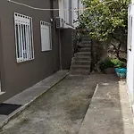 Giannis House